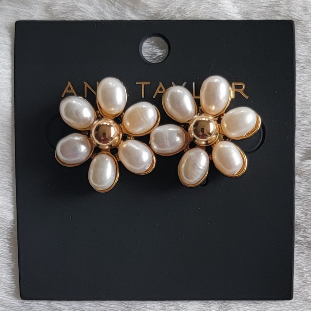 Ann Taylor Daisy Pearlized Stud Earrings NWT
